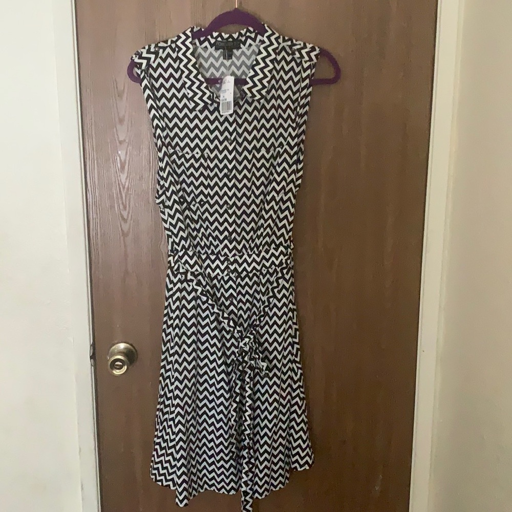 Forever 21 B&W chevron print dress with tie